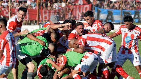 Los jugadores de San Martín en pleno festejo de gol, que ahora es el de un ascenso. / Orlando Pelichotti