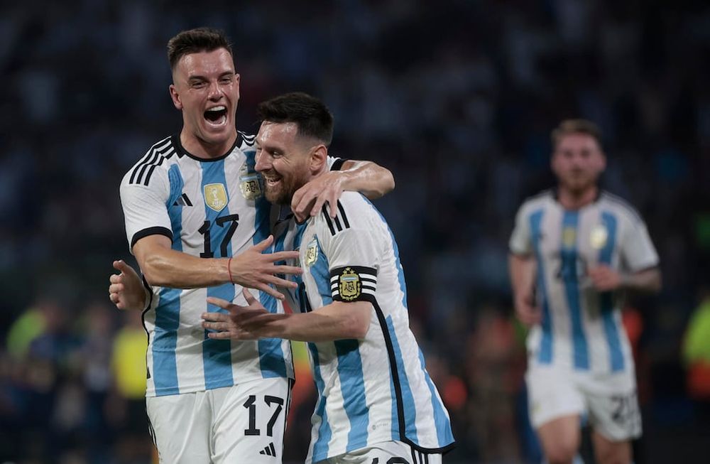 Lionel Messi de Argentina celebra un gol con Giovani Lo Celso, en el partido amistoso entre las selecciones de Argentina y Curazao en el estadio Único Madre de Ciudades en Santiago del Estero. Foto: EFE/ Juan Ignacio Roncoroni