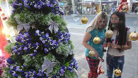 Los arbolitos de Navidad comenzaron a vestir la vidrieras del centro, anticipan el clima de las fiestas. Foto: José Gutiérrez / Los Andes.