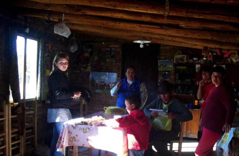 Maestros enseñan a leer y escribir a puesteros.