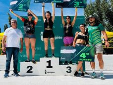 Gabriela Cavallaro, Florencia Chanta y María González, finalistas de la Épica Race 2026 en la categoría Elite femenina, junto al intendente de Tupungato, Gustavo Aguilera, y al director de Deportes, Diego Guiñazu.