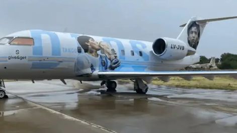 El miércoles 25 de mayo será la presentación del aeroplano en conmemoración al mejor futbolista de todos los tiempos. Juan Pablo Sorín, Juanse, Valeria Lynch entre otros, serán parte de la celebración. / Gentileza