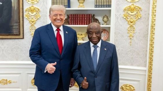 Donald Trump felicita al presidente liberiano Joseph Boakai por su inglés en la Casa Blanca, sin saber que es el idioma oficial del país africano.