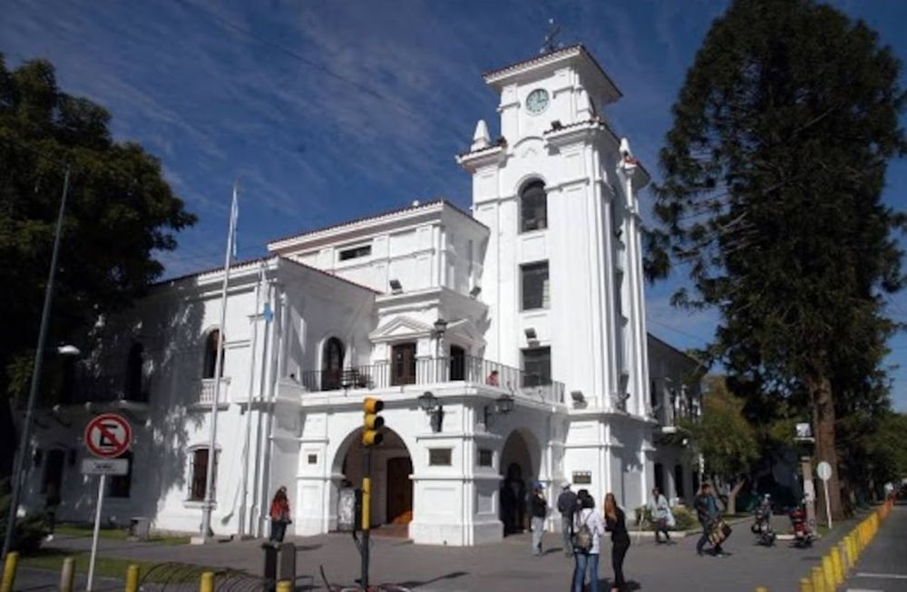 La Justicia Civil dispuso que la Municipalidad de Gral. San Martín deberá indemnizar por casi un millón de peso a una mujer que se quebró al caer por un pozo en la calle.