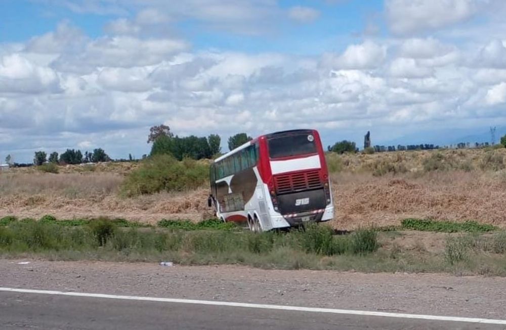 El colectivo que transportaba hinchas de River terminó a un costado de la ruta. En el Volskwagen contra el que chocó viajaba Patricia Córdoba, quien falleció en el lugar.