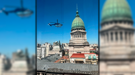 Un helicóptero sobrevoló el techo del Congreso.