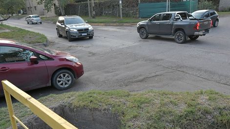 Pueyrredón y Alzaga, en Chacras de Coria, los vecinos reclaman un ordenador de tránsito y reductores de velocidad de tránsito. En horas de entrada y salida de escuelas y comercio, circular por este cruce se torna muy complicado.Foto:Orlando Pelichotti