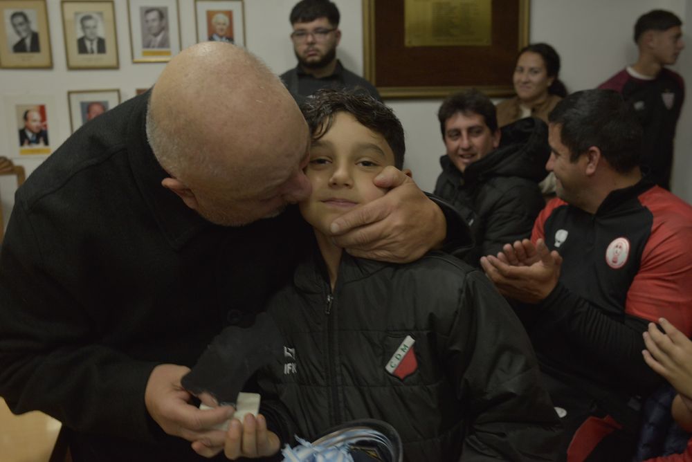 El nieto de Omar, Felipe Sperdutti, categoría 2017, fue el máximo goleador de Inferiores e Infantiles en el semestre. El abuelo, orgulloso.