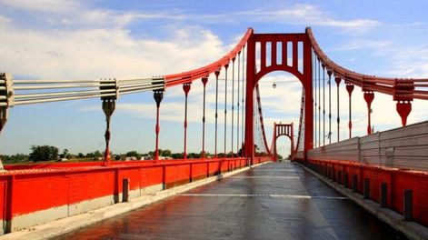 Las grietas y los puentes - Por Néstor Sampirisi