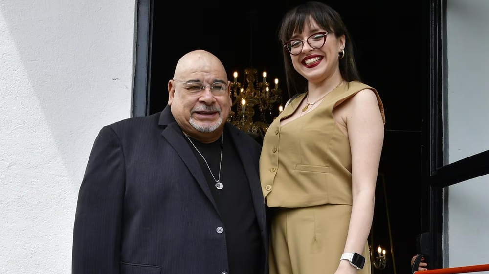 Roly Serrano mantiene un romance con una joven 44 años menor que él.