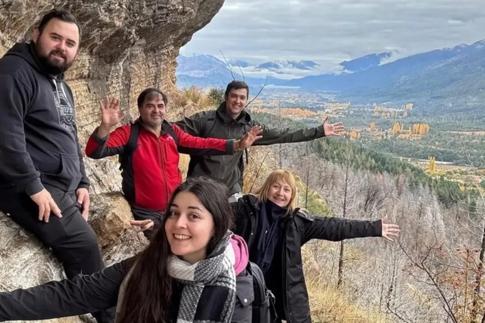 La familia que viajaba en la camioneta que cayó 80 metros por una barranco.&nbsp;