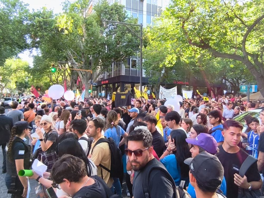 Multitudinaria manifestación en Mendoza en apoyo a Milei