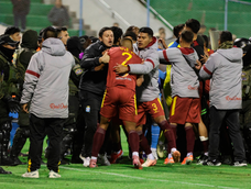 Golpes, patadas y un técnico hospitalizado en la Copa Bolivia.