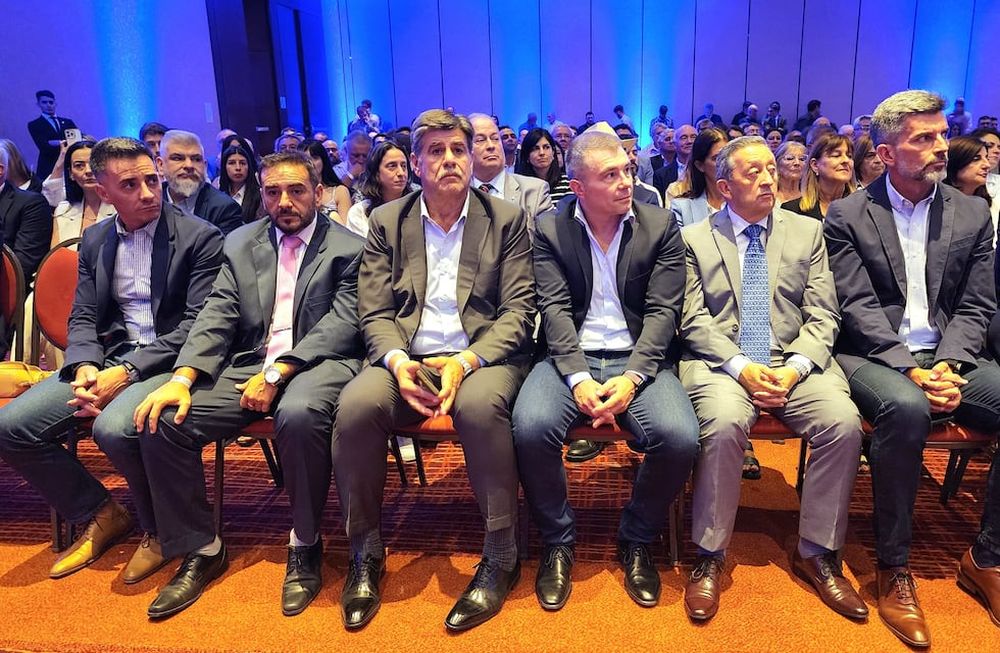 Los intendentes Marcos Calvente, Fernando Ubieta, Mario Abed, Diego Costarelli, Celso Jaque y Ulpiano Suárez; en el evento por los 141 años de diario Los Andes. Foto: Gentileza Ramiro Gómez y Marcelo Álvarez