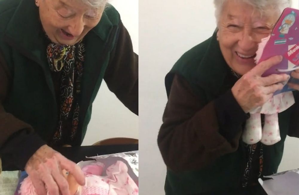 La joven Eli Quiroga decidió sorprender a su abuela con una muñeca por el día de su cumpleaños. Foto: Web