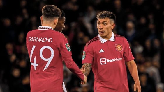 Alejandro Garnacho y Lisandro Martínez fueron titulares en el partido del Manchester United.