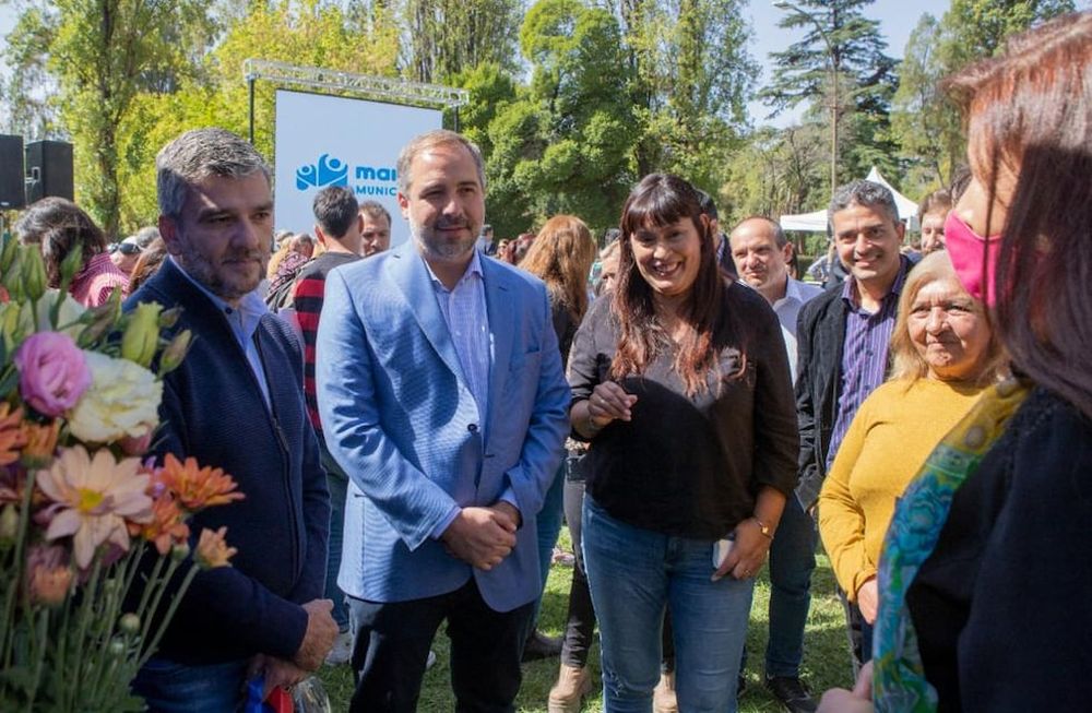 El intendente de Maipú, Matías Stevanato junto al ministro de Desarrollo Social de la Nación, Juan Zabaleta y Fernanda Miño, Secretaria de Integración Socio Urbana. Desde la comuna peronista criticaron la gestión provincial.
