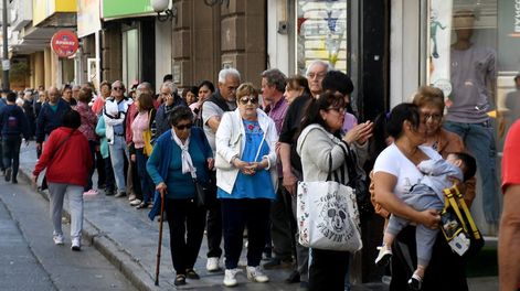 Largas colas por el cobro de jubilaciones. (Ramiro Pereyra / La Voz)
