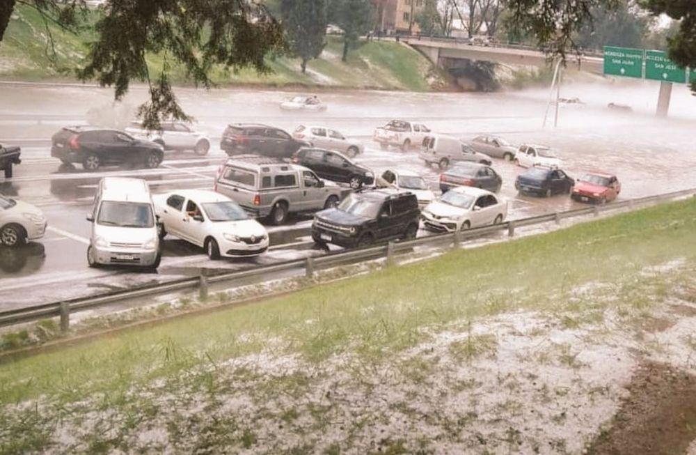 Decenas de autos sufrieron los daños del granizo y los talleres de chapería no dan abasto.