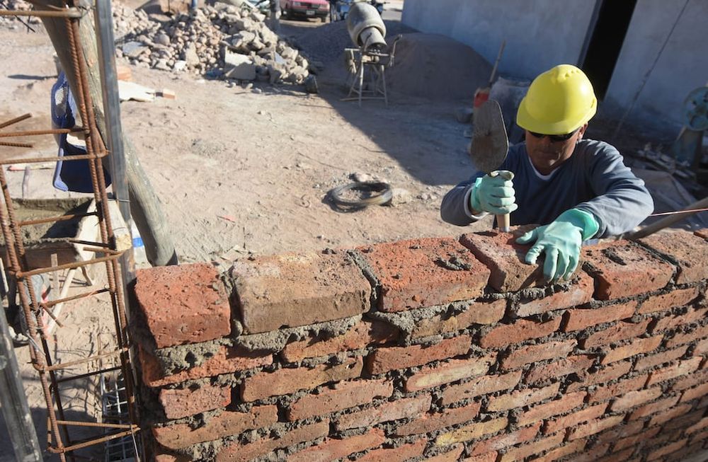 Si se tiene en cuenta que el salario promedio de Mendoza ronda los $44.000 netos, se deduce que un sueldo completo apenas alcanza para construir 0,47 m² / José Gutiérrez