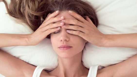 Estrés, trabajo, alimentación desequilibrada y pocas horas de sueño, todo ello se refleja en nuestro rostro: mirada cansada, gesto decaído y falta de luminosidad. Su acumulación termina repercutiendo en la piel pero es posible tratarla