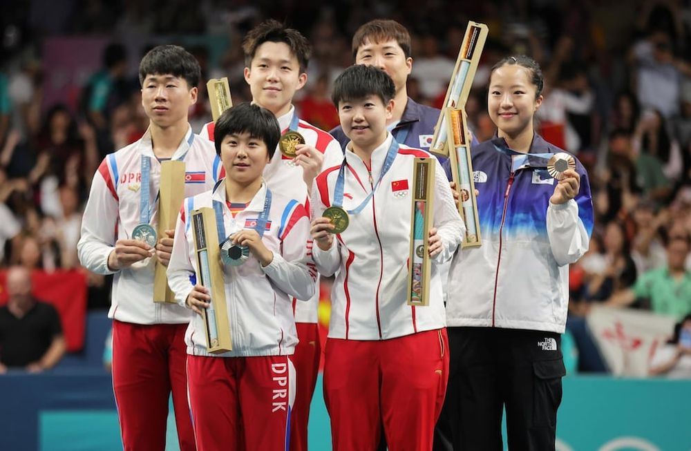(De izquierda a derecha) Los medallistas de plata Ri Jong Sik y Km Kum Yong de Corea del Norte, los medallistas de oro Wang Chuqin y Sun Yingsha de China, y los medallistas de bronce Lim Jonghoon y Shin Yubin de Corea del Sur posan en el podio después de las competiciones de dobles mixtos de tenis de mesa. en los Juegos Olímpicos de París 2024, en el South Paris Arena de París (Francia), hoy 30 de julio de 2024. (Tenis de Mesa, Tenis, Francia, Corea del Sur) Foto: EFE/EPA/TERESA SUAREZ