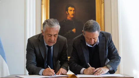 El gobernador Alfredo Cornejo y el intendente de Malargüe, Celso Jaque, firmaron tres convenios.&nbsp;