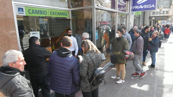 El centro mendocino mostró otra vez largas colas de ahorristas que querían comprar dólares durante el mediodía de este viernes 29 de julio de 2022. | Ignacio Blanco / Los Andes