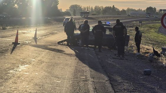Dos jóvenes resultaron heridos esta mañana luego de volcar el automóvil en el que viajaban por el Acceso Este