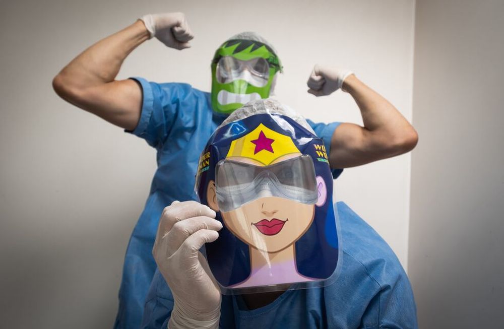 Los kinesiologos Noelia Sanchez (Mujer Maravilla) y Gonzalo Barroso (increible Hulk) atienden a los niños que llegan al hospital con sintomas de coronavirus. Ignacio Blanco / Los Andes