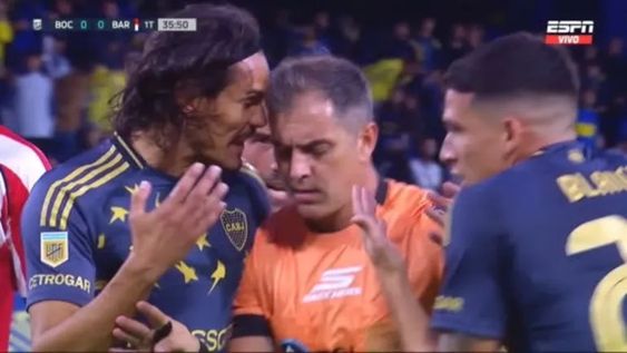 Duro y picante cambio de palabras entre Cavani y Echenique en el Boca vs. Barracas Central.&nbsp;
