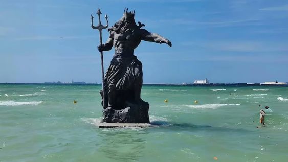 Habitantes de Yucatán, México, quieren derribar una estatua de Poseidón porque dicen que hace enojar al dios maya Chaac.  Foto: x.com/NotiGDL