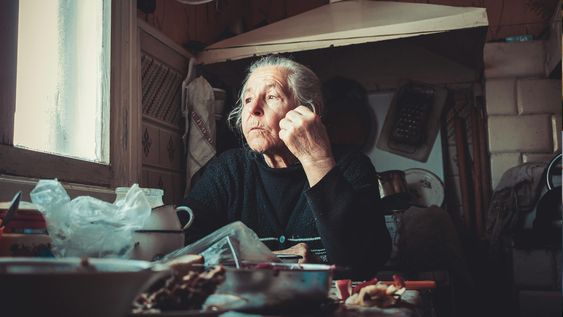 La soledad al envejecer, según la psicología