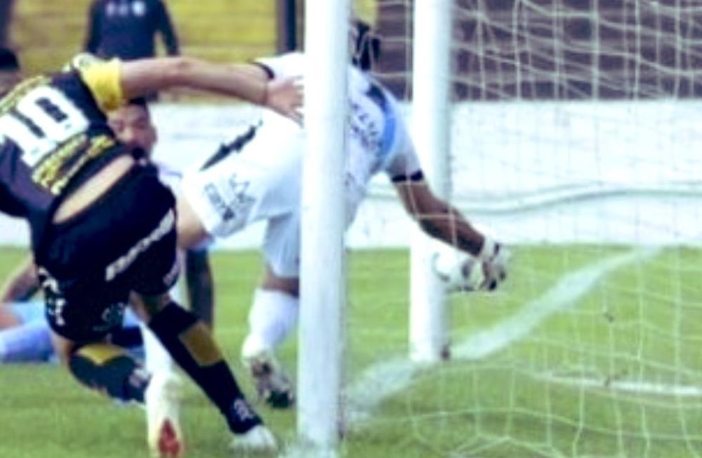 Levy subió una imagen para demostrar que el gol que llevó al equipo a la final fue válido pero otra foto muestra que no entró. / Gentileza.