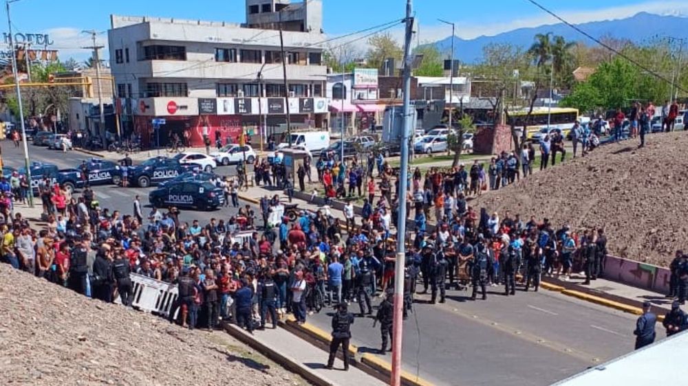Violento incidente tras la caída de un camión con carga en el Acceso Este.