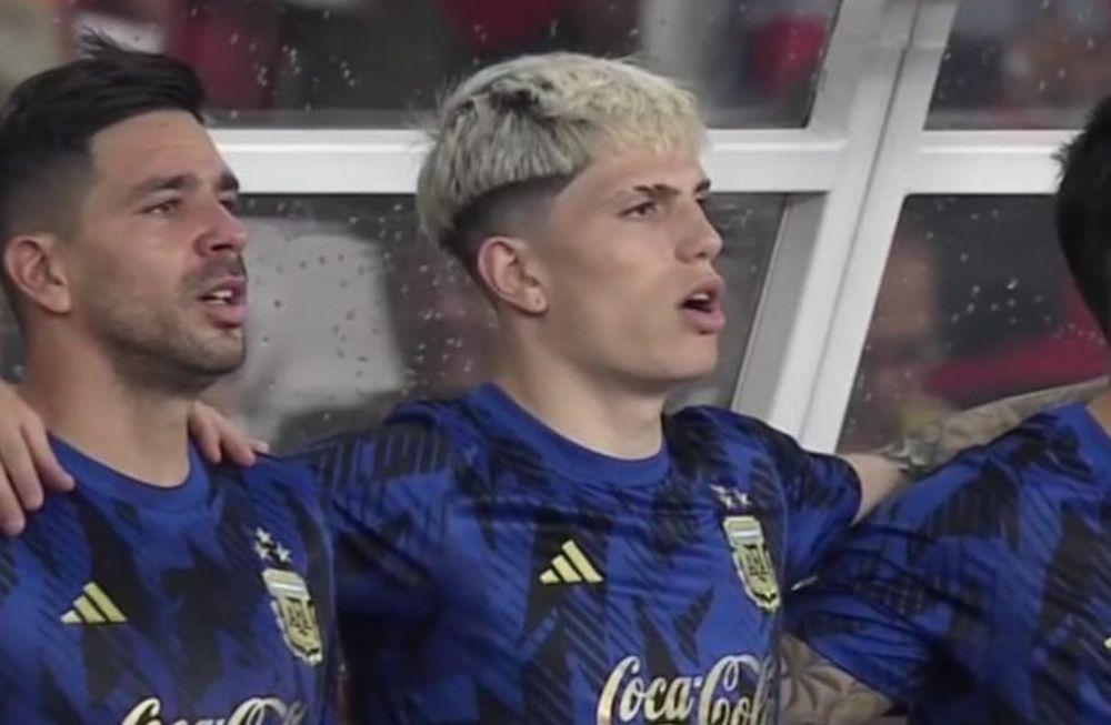Alejandro Garnacho maravilló a todos al cantar el himno argentino
