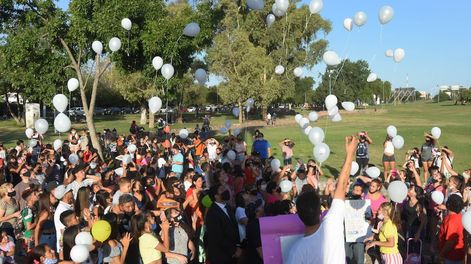 Familiares y amigos de Florencia la recordaron ayer con una suelta de globos en el predio de la Virgen, en Guaymallén. Foto: José Gutierrez / Los Andes