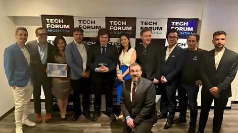 El presidente Javier Milei junto a empresarios cripto.