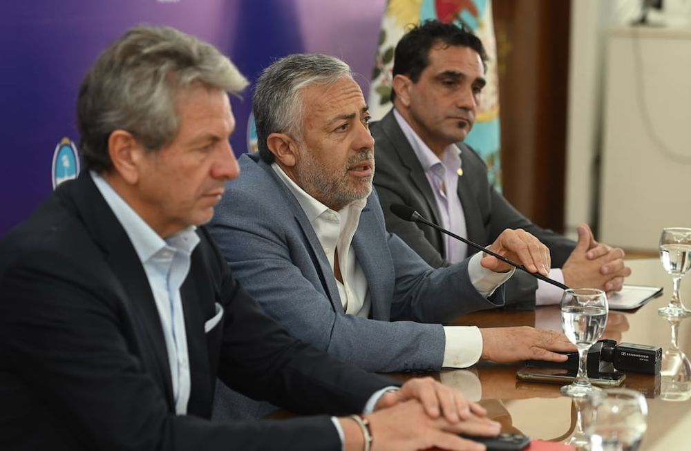 El gobernador dio una conferencia junto a los secretarios nacionales Juan Pazo de (Coordinación de la Producción) y Diego Chaher (Empresas y Sociedades del Estado).