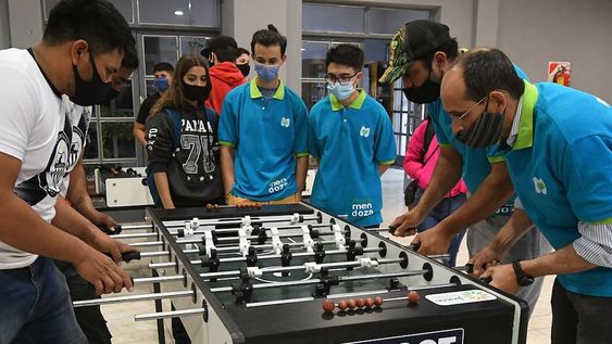 Actualmente, la Liga Mendocina tiene a 70 jugadores entrenando permanentemente. Participan personas con discapacidad, para quienes adaptan las mesas. Foto: José Gutiérrez / Los Andes
