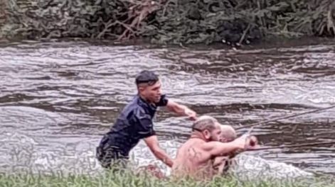 Córdoba: un policía rescató a un turista que quedó atrapado en el río Los Reartes. Foto: El Doce
