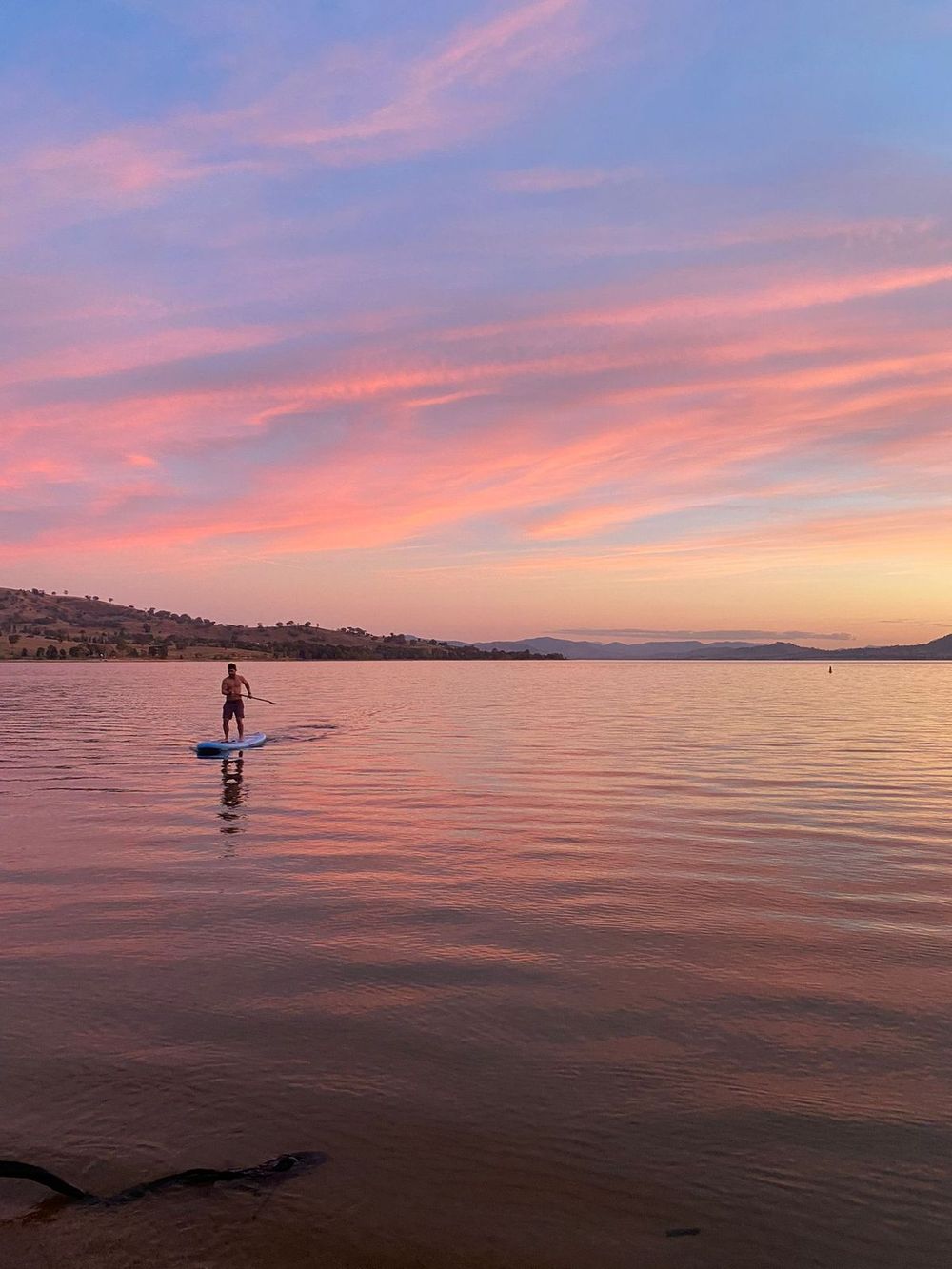 Bruno en el Lake Hume, un lago donde vivió por 3 meses y ahí aprendió el deporte paddle surf.