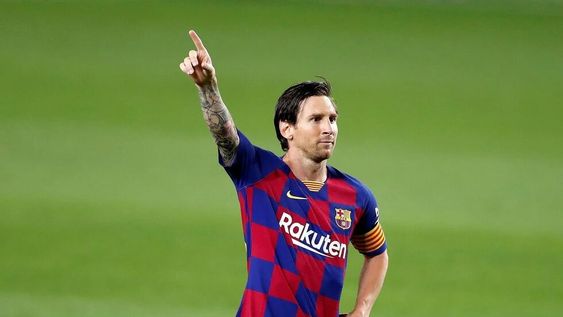 Tras convertir el tanto de penal, Leo Messi, se paró enfrente de la tribuna y levantó uno de sus brazos. Tras convertir el tanto de penal, Leo Messi, se paró enfrente de la tribuna y levantó uno de sus brazos.