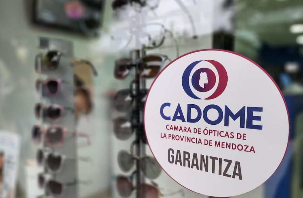 El cartel que garantiza que la óptica vende productos aprobados. Gentileza