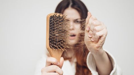 &nbsp;“Alrededor del 55% de las mujeres experimentan algún grado de pérdida de cabello antes de los 70 años”, asegura una especialista. (Foto: Hair Recovery)
