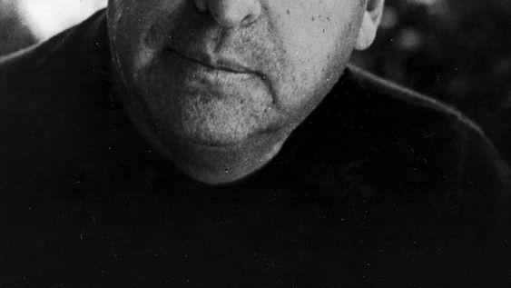 La Fundación Neruda exigió que los restos del poeta chileno Pablo Neruda sean inhumados nuevamente