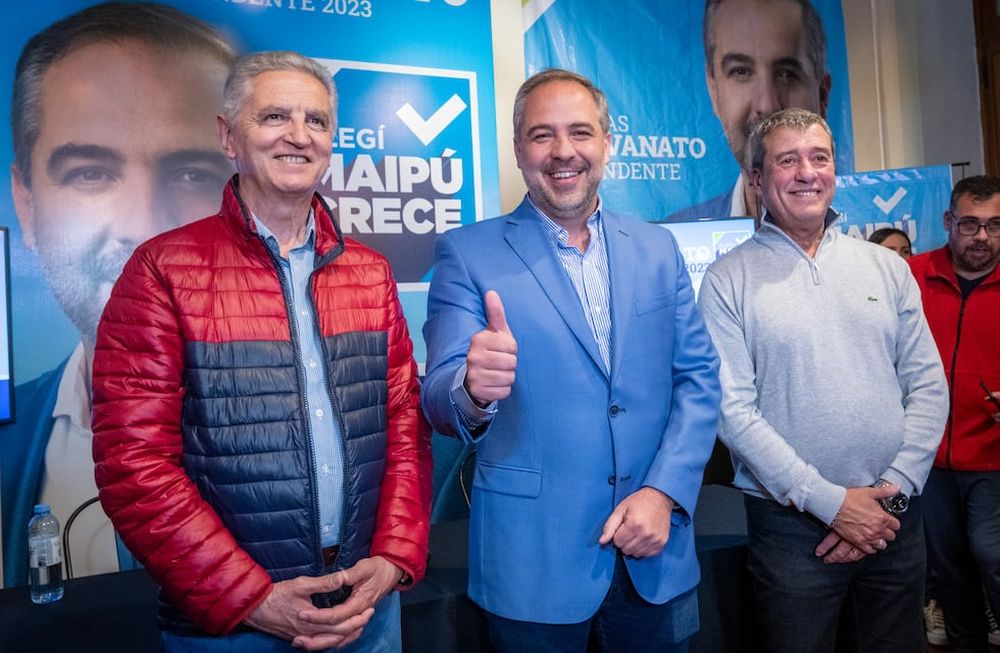 Matías Stevanato, el triunfador de Maipú, acompañado por dos ex intendentes peronistas del mismo municipio: Francico Chiqui García y Adolfo Bermejo. Prestos a luchar para imponer en el mediano plazo, en toda Mendozam el modo Maipú.Foto: Ignacio Blanco / Los Andes