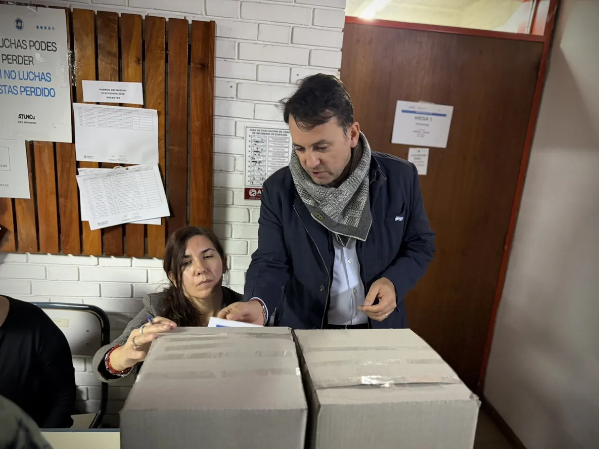 El ministro de Educación, Cultura e Infancias, Tadeo García Zalazar, votó en la FCPyS&nbsp;