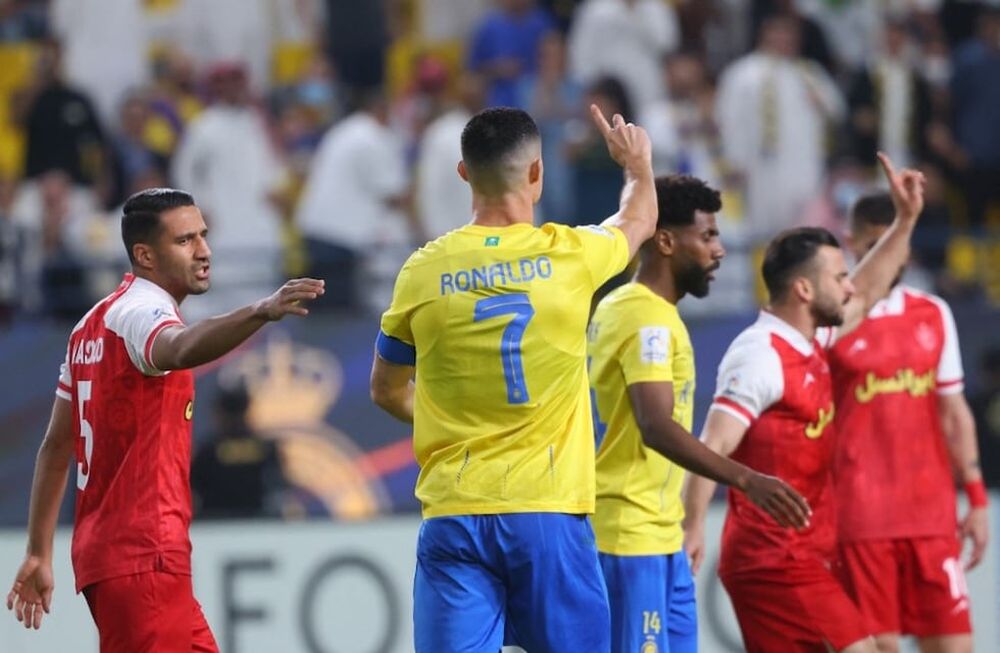 El astro portugués, Cristiano Ronaldo, le hace seña al árbitro que no fue infracción ni penal, en el partido que empataron sin goles los equipos, Al Nassr y Persepolis.
