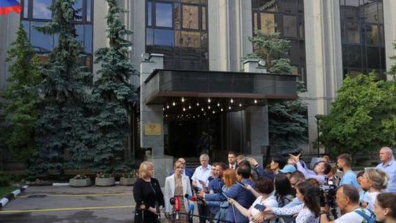 Olga Makeeva, embajadora de la República Popular de Donetsk (RPD) en Rusia, y Natalya Nikonorova, ministra de Relaciones Exteriores de la República Popular de Donetsk, hablan con los medios de comunicación frente a la embajada de la RPD en Moscú.